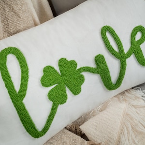 Cuscino Punch Needle Shamrock, cuscino decorativo ricamato per il giorno di San Patrizio immagine 1