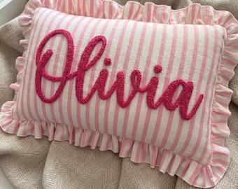 Cojín personalizado con nombre, estampado a rayas rosas y volantes: Cojín para bebé, decoración para la habitación infantil.