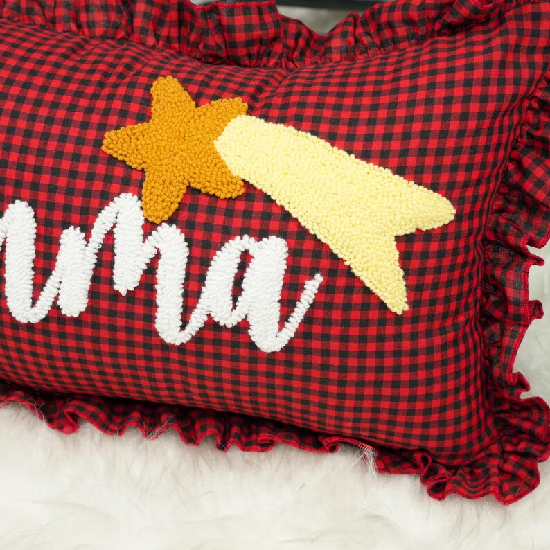 Pink karierte Punch Needle Name Kissen: Rüschen Babykissen, Kinderzimmer Dekor Bild 7