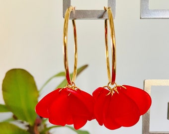 Grandes créoles FANNY aux nombreux pétales de fleurs en acrylique effet dépoli d’inspiration Sézane fabriquées à la main