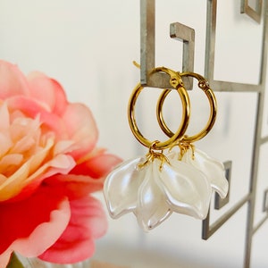 Mini CAMILIA hoop earrings 20 mm in gold stainless steel decorated with hand-made Sézane-inspired pearly effect white flower petals