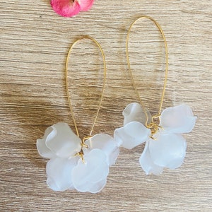 Dangling EVA sleeper earrings in stainless steel with handmade Sézane-inspired petals Blanc