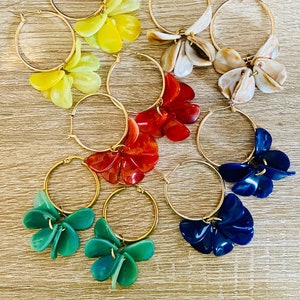 FANNY hoop earrings with smooth flower petals in marbled effect acrylic, Sezane-inspired, handcrafted