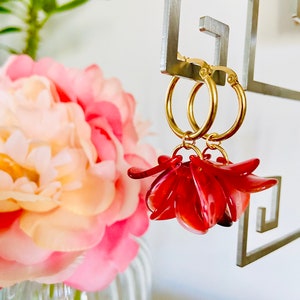 FANNY hoop earrings with smooth flower petals in marbled effect acrylic, Sezane-inspired, handcrafted Red