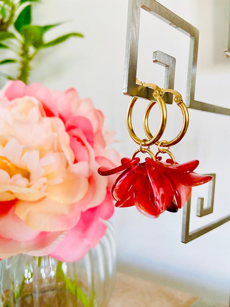 FANNY hoop earrings with smooth flower petals in marbled effect acrylic, Sezane-inspired, handcrafted Red