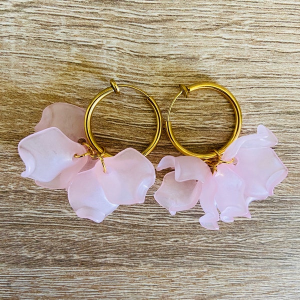 Boucles d’oreilles créoles CAMILLE clips pour oreilles non percées en acier inoxydable ornées de pétales de fleurs d'inspiration Sézane