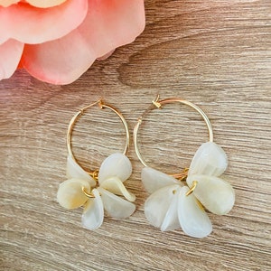 Boucles doreilles FANNY créoles à pétales de fleur lisses en acrylique effet marbré dinspiration Sezane fabriquées à la main Ivoire