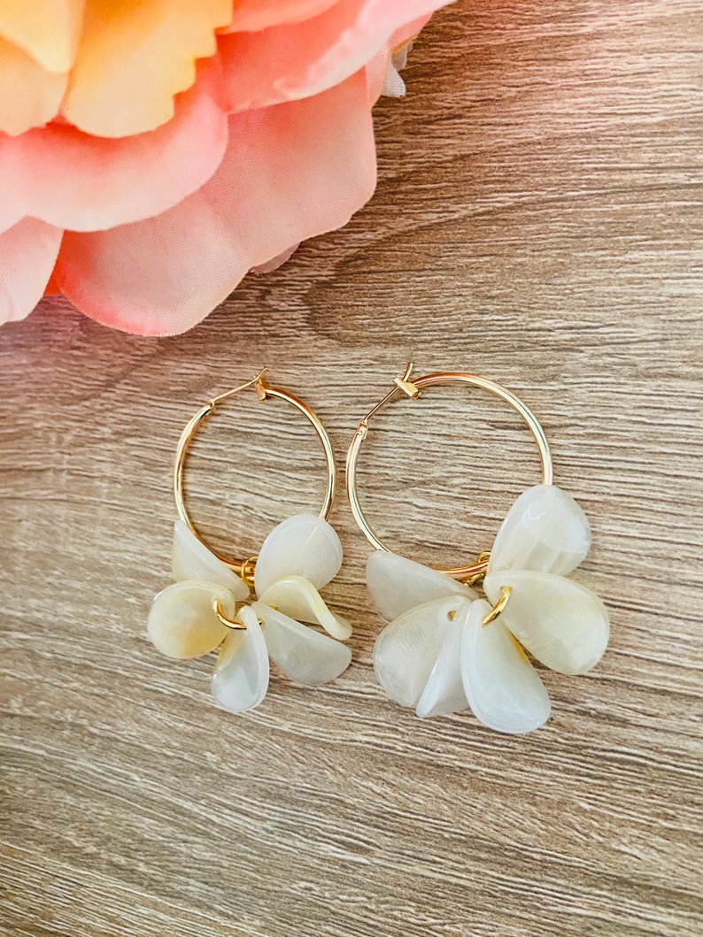 FANNY hoop earrings with smooth flower petals in marbled effect acrylic, Sezane-inspired, handcrafted Ivoire