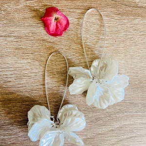 Dangling EVA sleeper earrings in stainless steel with handmade Sézane-inspired petals image 8