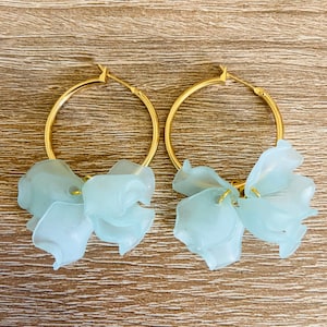 Boucles doreilles créoles CAMILLE en laiton doré à pétales de fleurs froissés aux multiples coloris d'inspiration Sézane fabriquées main Bleu pâle