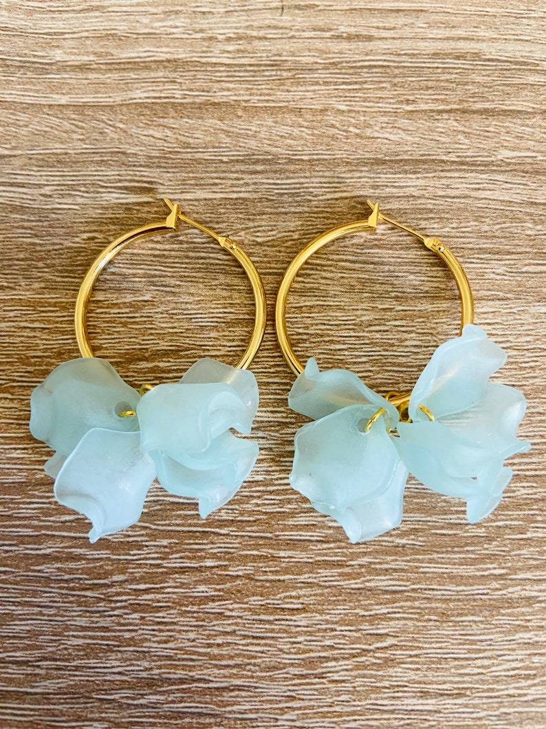 Boucles doreilles créoles CAMILLE en laiton doré à pétales de fleurs froissés aux multiples coloris d'inspiration Sézane fabriquées main Bleu pâle