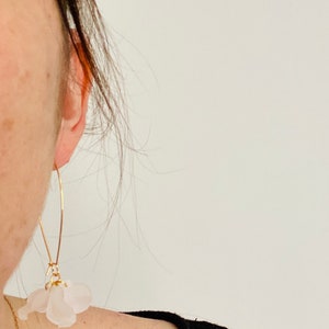 Dangling EVA sleeper earrings in stainless steel with handmade Sézane-inspired petals image 3