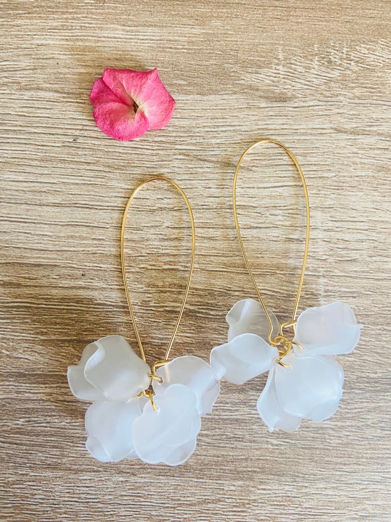 Dangling EVA sleeper earrings in stainless steel with handmade Sézane-inspired petals Blanc