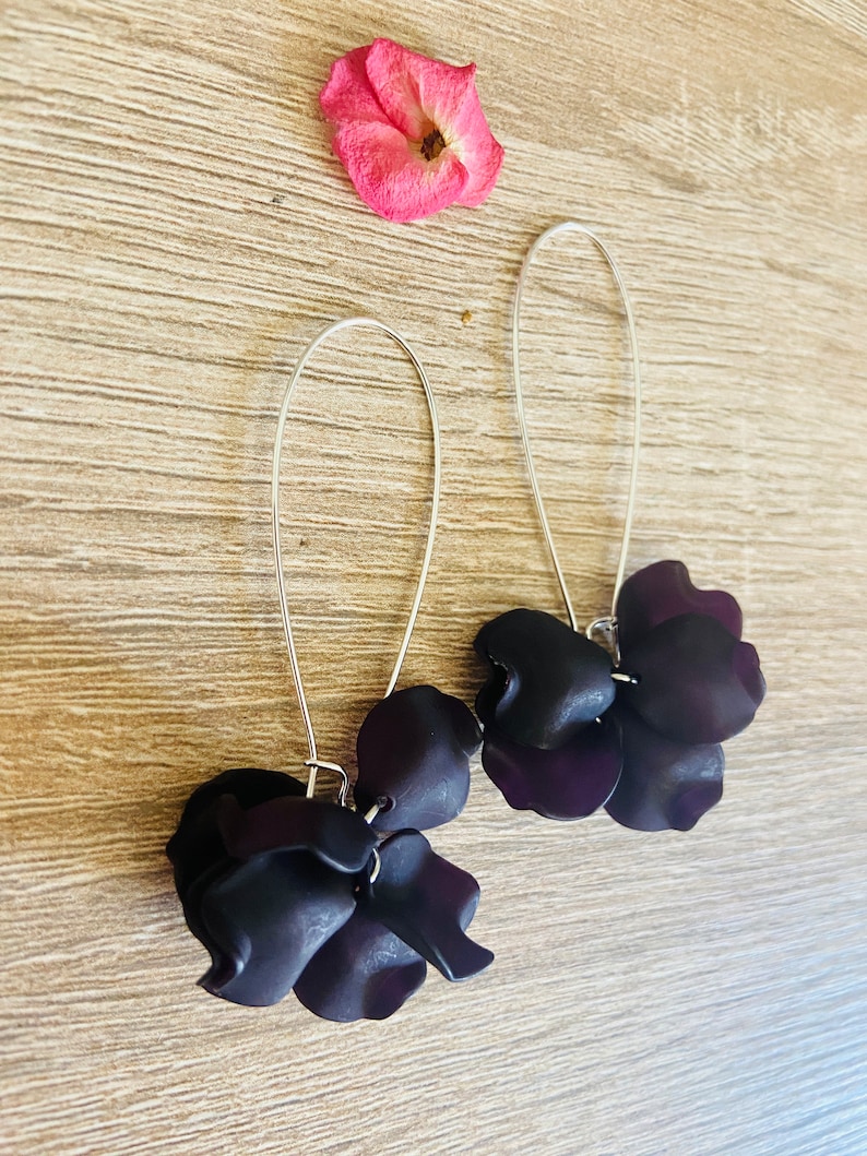 Dangling EVA sleeper earrings in stainless steel with handmade Sézane-inspired petals Noir