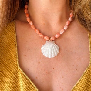 Collier avec coquillage CORALIA - collier de perles corail en résine avec un gros coquillage blanc nacré en pendentif central
