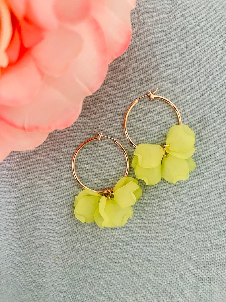 Boucles doreilles créoles CAMILLE en laiton doré à pétales de fleurs froissés aux multiples coloris d'inspiration Sézane fabriquées main Vert anis