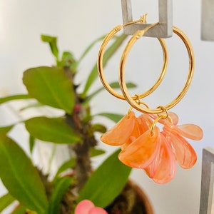 FANNY hoop earrings with smooth flower petals in marbled effect acrylic, Sezane-inspired, handcrafted Corail