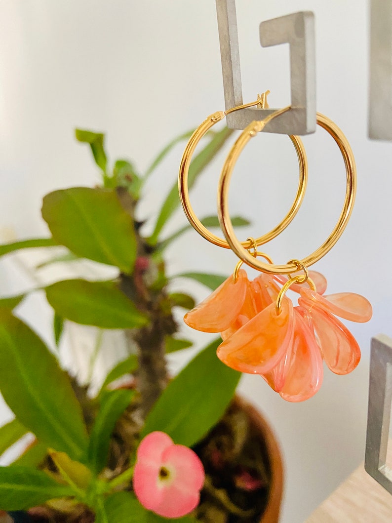 FANNY hoop earrings with smooth flower petals in marbled effect acrylic, Sezane-inspired, handcrafted Corail