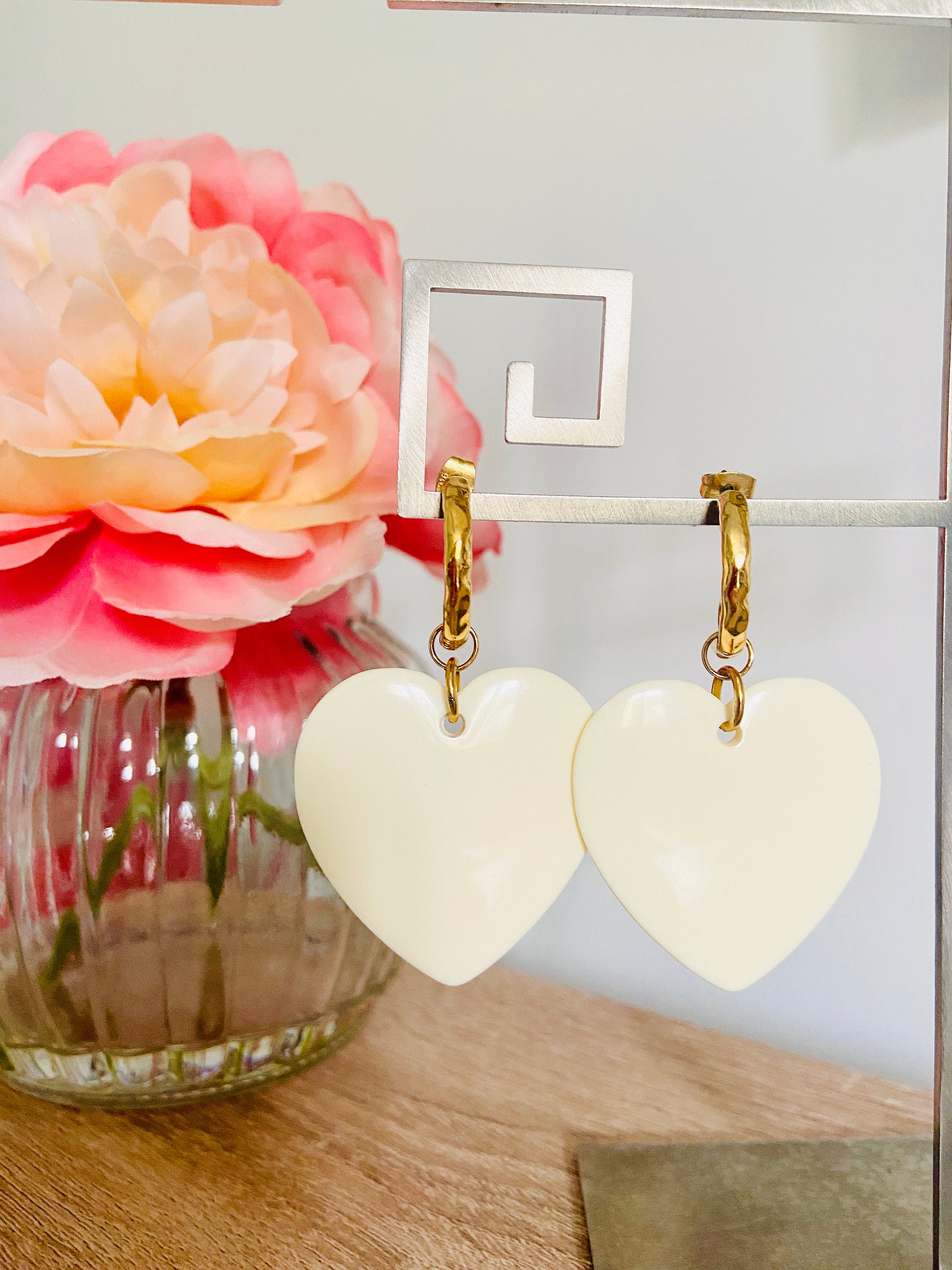 LUCIA dangling earrings with colorful resin heart pendant and half hoop in golden Zamac, handmade