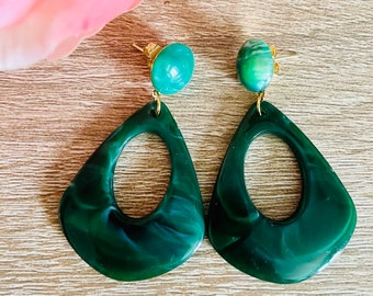 Boucles d'oreilles pendantes TARA à breloque goutte géométrique évidée en acrylique et puce d'oreille assortie d'inspiration Sézane