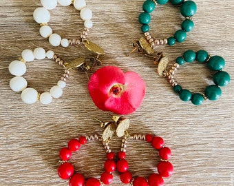 Boucles d’oreilles ALIX avec boucle de perles dorées et colorées en résine d’inspiration Sézane de style vintage fabriquées à la main