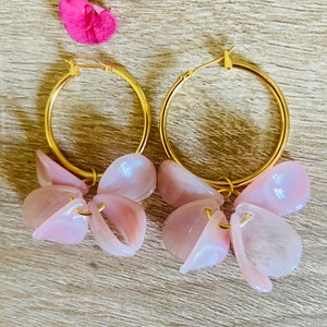 Boucles doreilles FANNY créoles à pétales de fleur lisses en acrylique effet marbré dinspiration Sezane fabriquées à la main Rose pâle