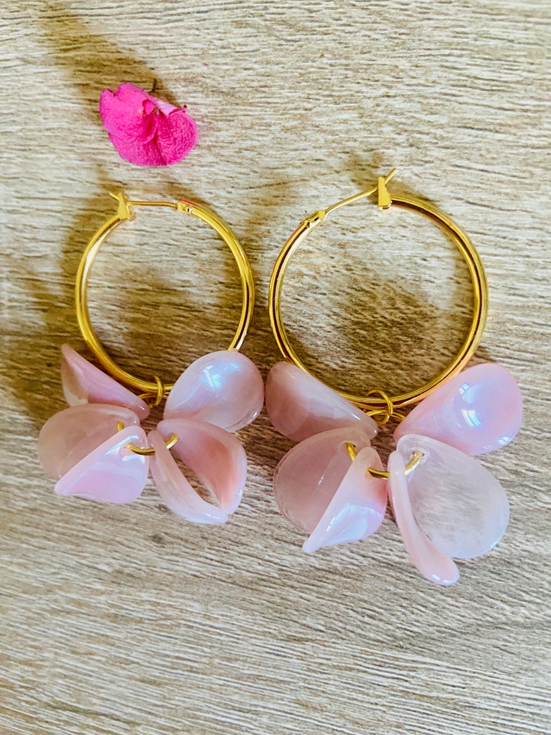 Boucles doreilles FANNY créoles à pétales de fleur lisses en acrylique effet marbré dinspiration Sezane fabriquées à la main Rose pâle