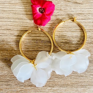 Boucles doreilles créoles CAMILLE en laiton doré à pétales de fleurs froissés aux multiples coloris d'inspiration Sézane fabriquées main Blanc