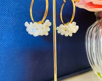 Créoles et boucles d’oreille pendantes SAKURA avec suspensions fleuries d’inspiration fleurs de cerisier pour cérémonies et occasions variée