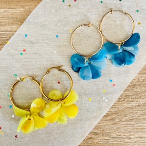 FANNY hoop earrings with smooth flower petals in marbled effect acrylic, Sezane-inspired, handcrafted image 7