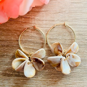 Boucles doreilles FANNY créoles à pétales de fleur lisses en acrylique effet marbré dinspiration Sezane fabriquées à la main Beige marbré