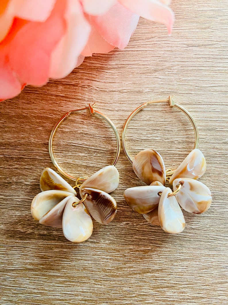 Boucles doreilles FANNY créoles à pétales de fleur lisses en acrylique effet marbré dinspiration Sezane fabriquées à la main Beige marbré