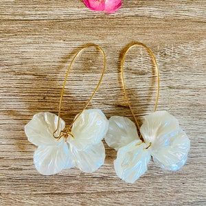 Dangling EVA sleeper earrings in stainless steel with handmade Sézane-inspired petals Blanc nacré