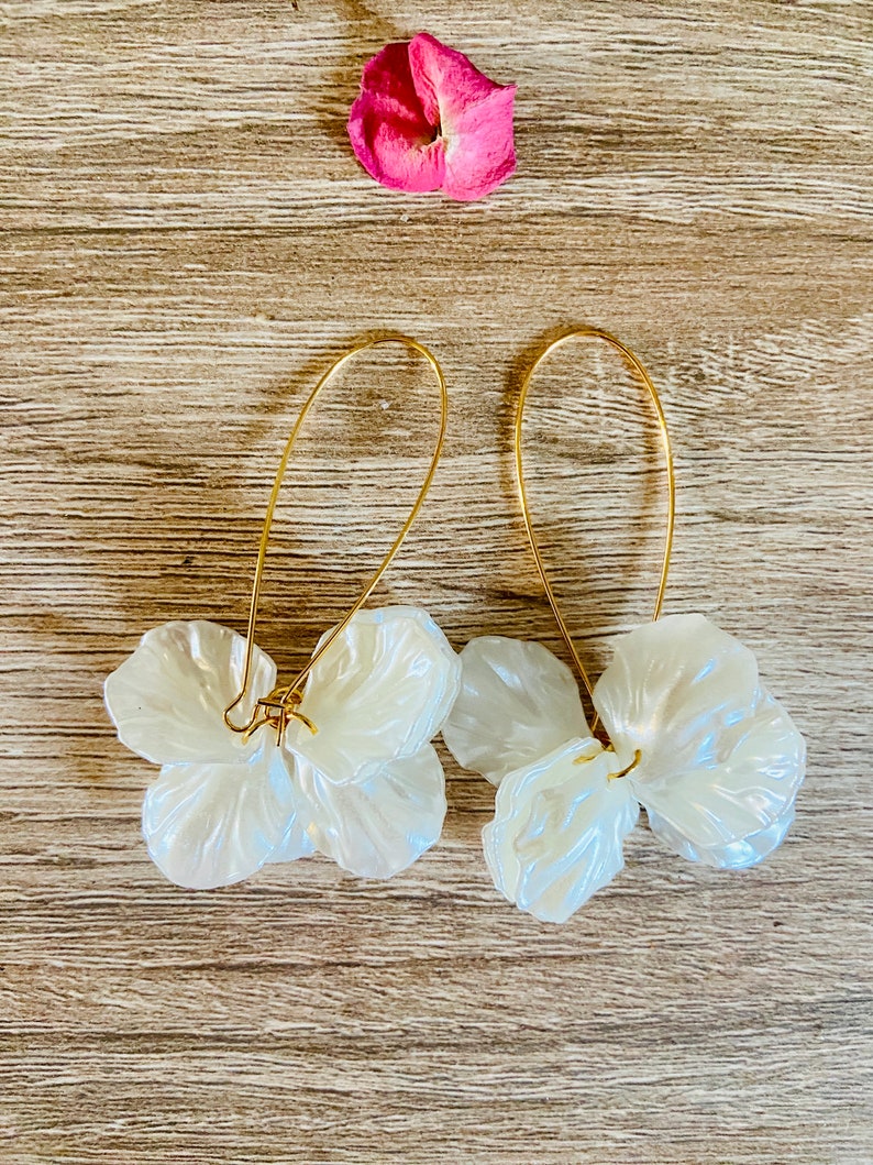 Dangling EVA sleeper earrings in stainless steel with handmade Sézane-inspired petals Blanc nacré