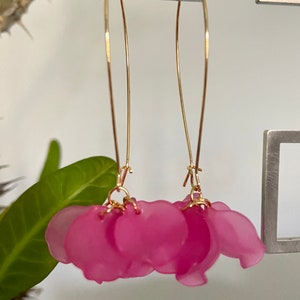 Dangling EVA sleeper earrings in stainless steel with handmade Sézane-inspired petals Rose