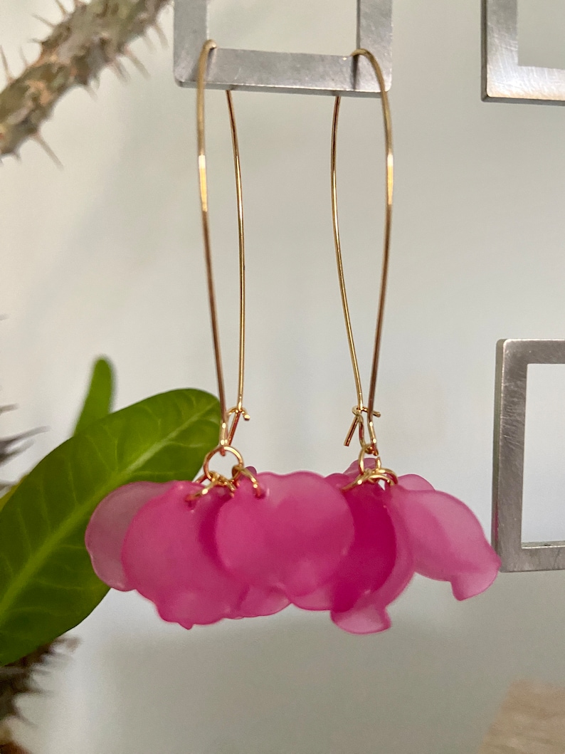 Dangling EVA sleeper earrings in stainless steel with handmade Sézane-inspired petals Rose