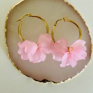 Boucles doreilles créoles CAMILLE en laiton doré à pétales de fleurs froissés aux multiples coloris d'inspiration Sézane fabriquées main Rose clair