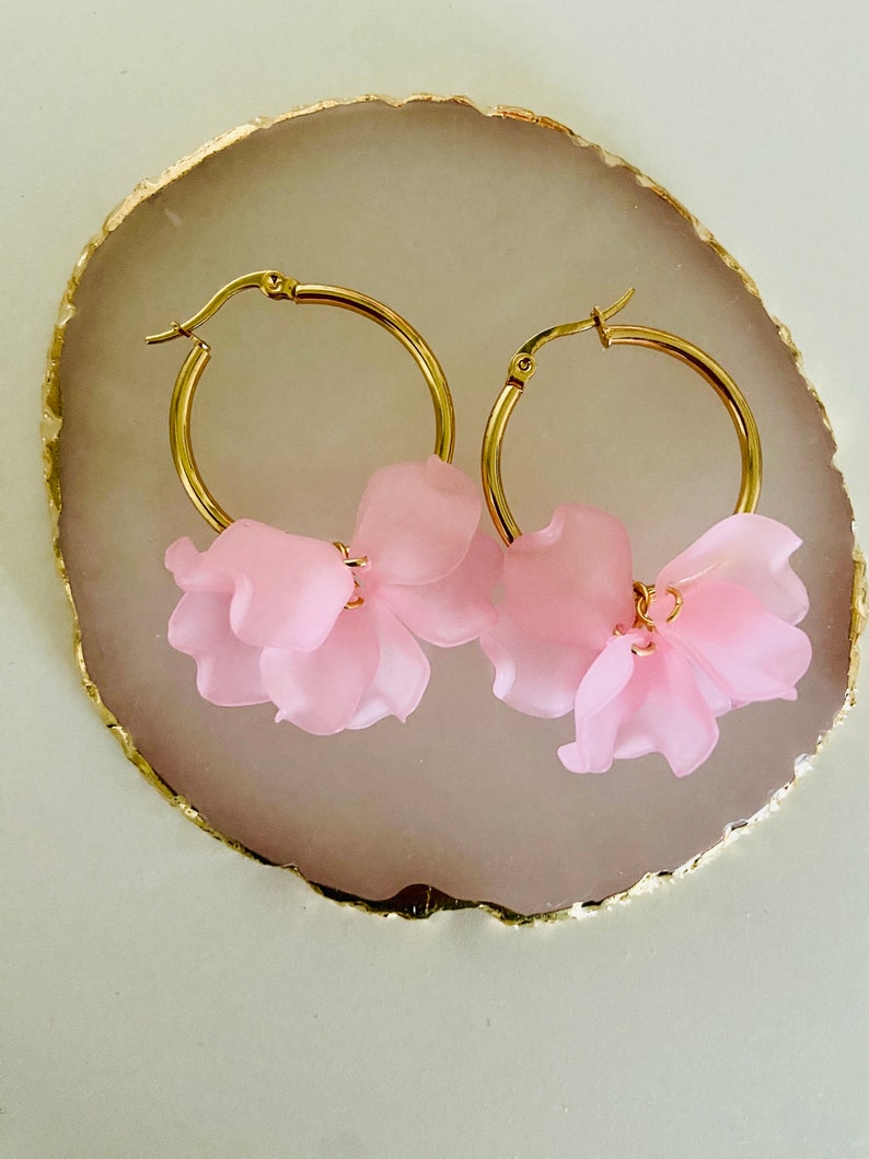 Boucles doreilles créoles CAMILLE en laiton doré à pétales de fleurs froissés aux multiples coloris d'inspiration Sézane fabriquées main Rose clair