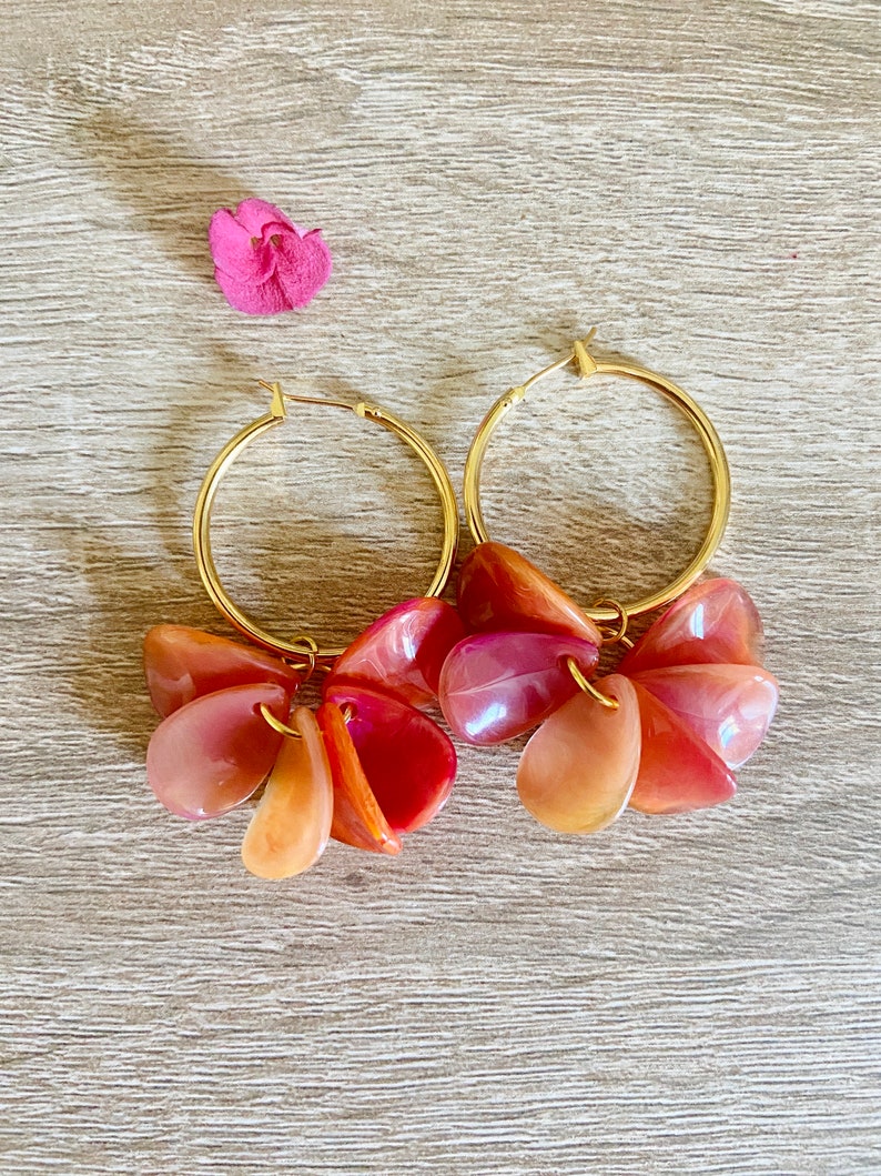 FANNY hoop earrings with smooth flower petals in marbled effect acrylic, Sezane-inspired, handcrafted Orange sanguine