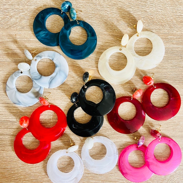 Boucles d'oreilles pendantes LOLA à breloque circulaire évidée acrylique et puce d'oreille en résine marbrée assortie d'inspiration Sézane