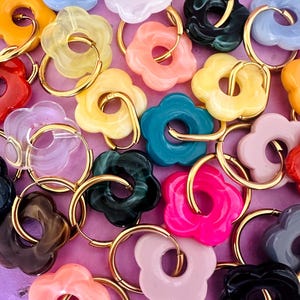 Orecchini a cerchio con fiori SOFIA – Orecchini floreali personalizzabili e intercambiabili