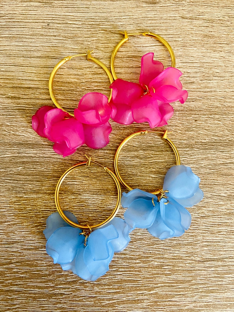 Boucles doreilles créoles CAMILLE en laiton doré à pétales de fleurs froissés aux multiples coloris d'inspiration Sézane fabriquées main image 6