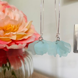 Dangling EVA sleeper earrings in stainless steel with handmade Sézane-inspired petals Bleu pâle