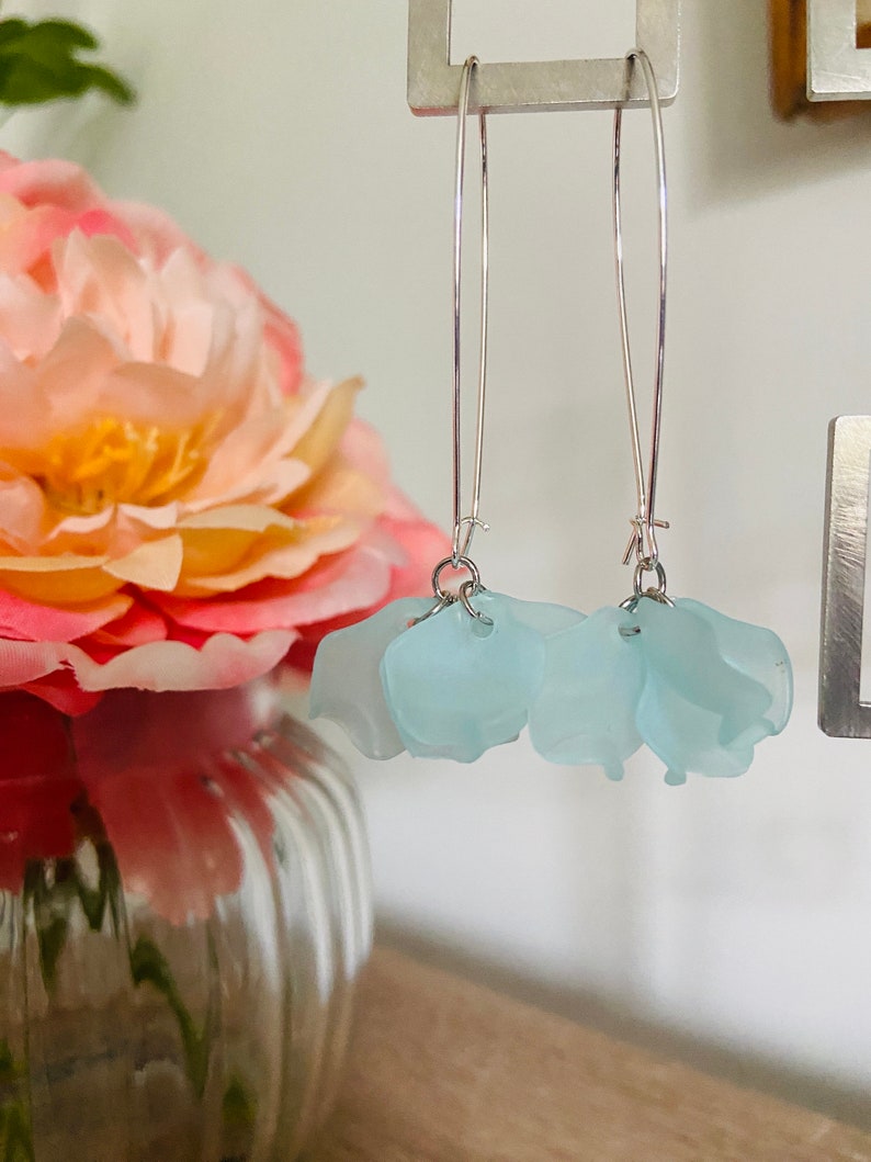 Dangling EVA sleeper earrings in stainless steel with handmade Sézane-inspired petals Bleu pâle