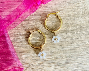Boucles d’oreilles mini créoles LAURIE à pendentif fleur de perles blanches effet nacré fabriquée a la main