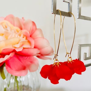 Dangling EVA sleeper earrings in stainless steel with handmade Sézane-inspired petals Rouge