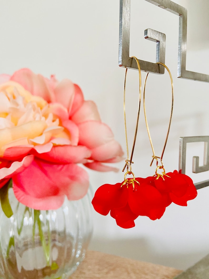 Dangling EVA sleeper earrings in stainless steel with handmade Sézane-inspired petals Rouge