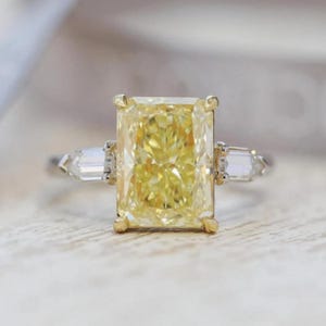 Anillo de compromiso de plata de ley con diamante de laboratorio de talla radiante amarillo canario de 10 x 8 mm.