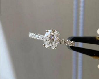 Ovaler Moissanit Solitär Verlobungsring: 14K Weißgold, Akzentuierte Band 1.50 Karat 8 x 6 MM