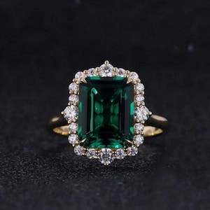 Anello di fidanzamento con moissanite verde taglio smeraldo: 9 x 7 mm, contorno di diamanti anticati, oro rosa 14 carati.